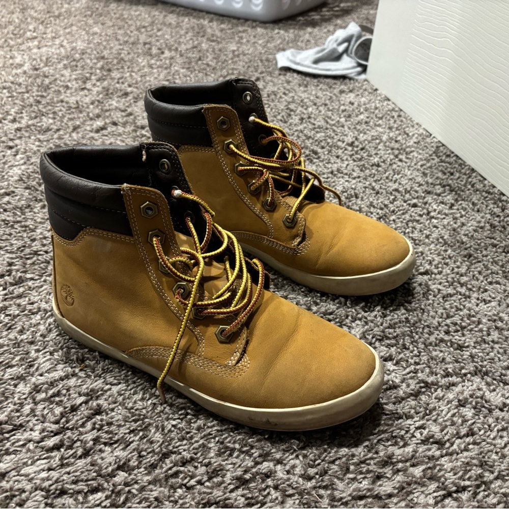 Woman’s timberland boots 6.5